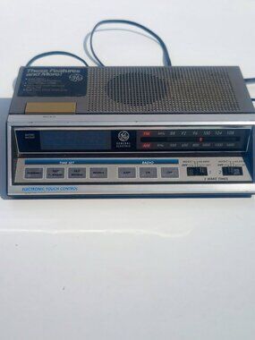 GE 7-4663A Vintage Digital Dual Alarm Clock Radio FM AM Alarm Wood Grain Working